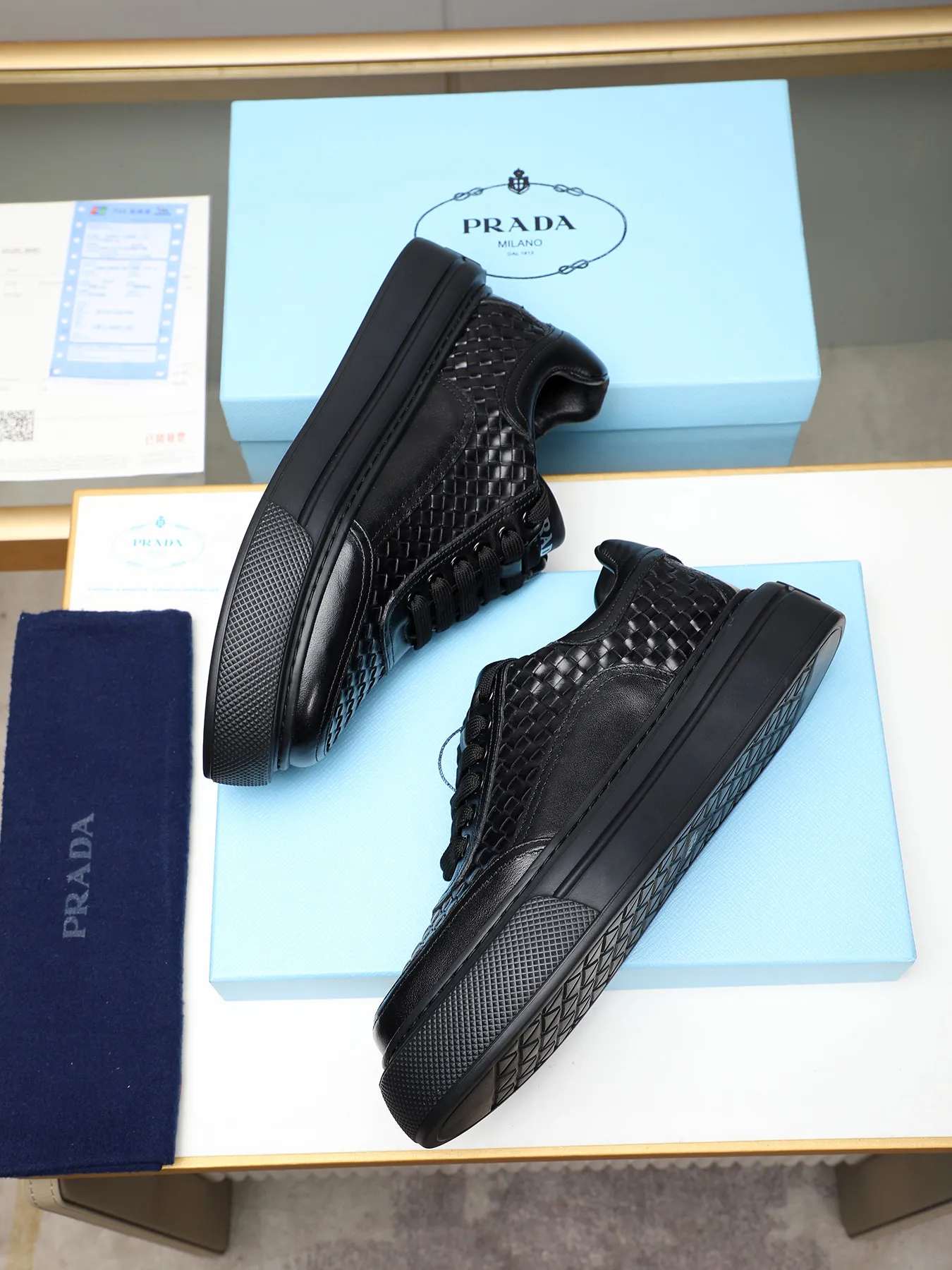 Men's shoes 💰500 Prada/Prada Men's new casual shoes, this upper is made of imported calfskin. The outside is decorated with the P family's classic metal triangle enamel logo, with cowhide lining and cowhide for the foot pads. The outsole is made of non-slip sports exclusive rubber outsole with logo, which feels good on the feet. It is a fashionable and fashionable item!  Size: 38-44 (45 customized)